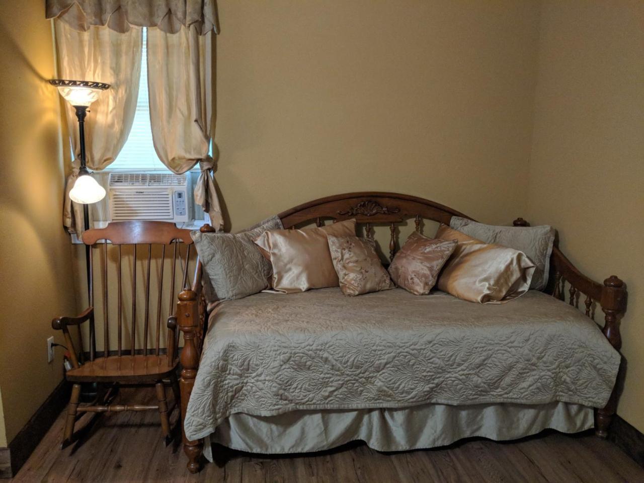 Alla'S Historical Bed And Breakfast, Spa And Cabana Dallas Exterior photo